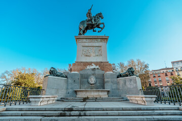 Obraz premium Royal Palace of Madrid Behind Equestrian Monument, Spain