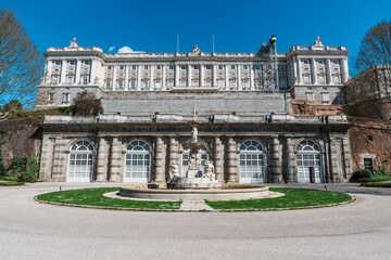Obraz premium Fountain and Royal Palace Gardens at Campo del Moro Madrid