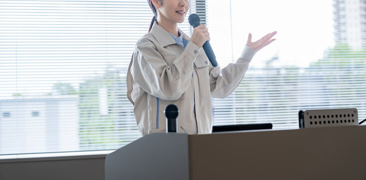 マイクを持ち話す女性