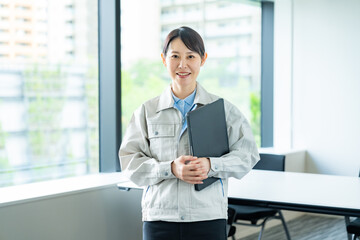 Fototapeta premium カメラ目線の女性