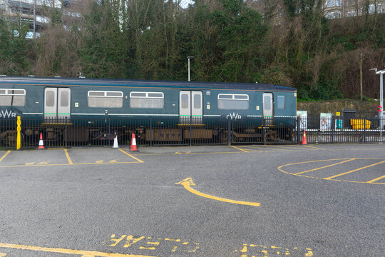 Green GWR train parked at railway station of English city of St Ives on a winter day. Photo taken February 5th, 2026, St Ives, Cornwall, United Kingdom.