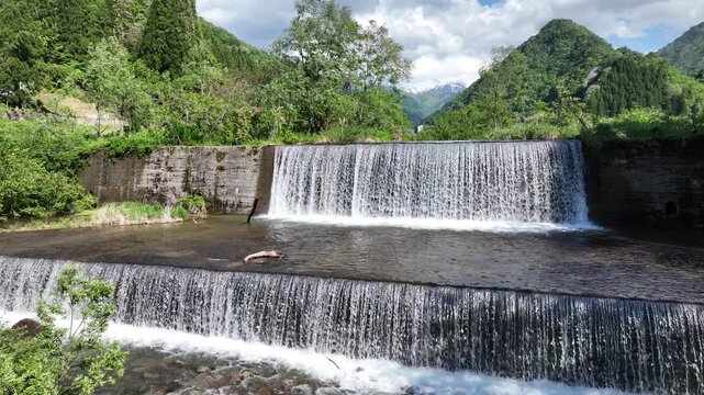 五月になった富山県東部を流れる小川の堰などの様子