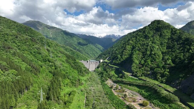 五月になった富山県東部を流れる小川の堰などの様子