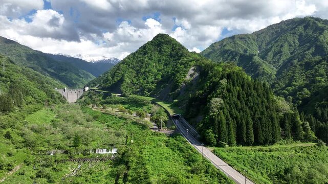 五月になった富山県東部を流れる小川の堰などの様子
