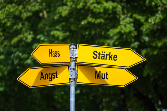 Hass, St&auml;rke, Angst, Mut. Hinweisschild mit Richtungsweiseer