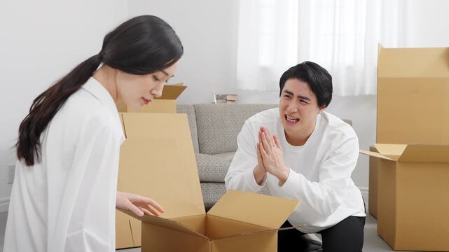 引っ越しの準備をする若い男女　ライフスタイルイメージ