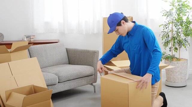 引っ越し業務を行う若い男性　ライフスタイルイメージ
