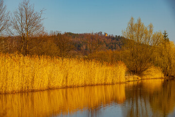 Stawy Podgórzyńskie z widokiem na Karkonosze i Zamek Księcia Henryka, panoramiczny krajobraz Dolnego Śląska © krzys ser