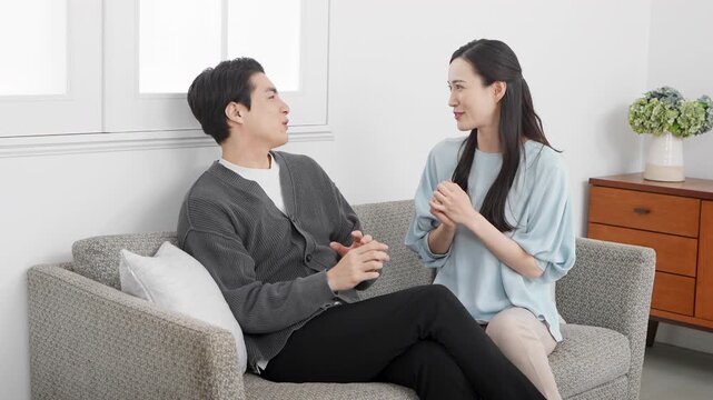ソファーでくつろぐ若い男女　ライフスタイルイメージ	
