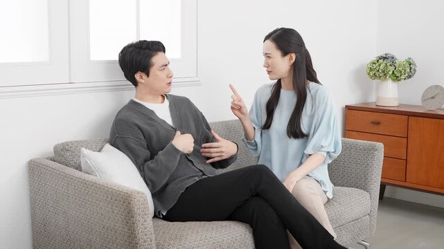 ソファーでくつろぐ若い男女　ライフスタイルイメージ	

