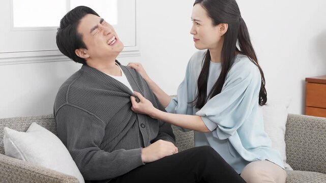 ソファーでくつろぐ若い男女　ライフスタイルイメージ	
