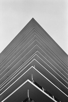 Foto anal&oacute;gica de un edificio moderno construido en el siglo XXI