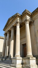 Obraz premium Greek columns on front of stone building