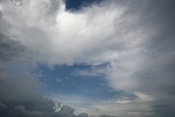 Obraz premium Dramatic White Clouds and Blue Sky Before Rainstorm