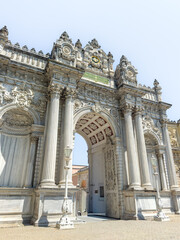 Obraz premium Main entrance of Dolmabahce Palace with ornate architectural details