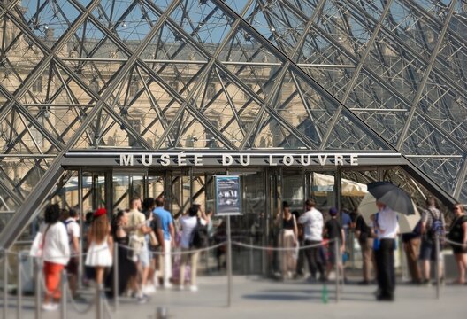 Vue sur l'entr&eacute;e du Mus&eacute;e du Louvre &agrave; Paris	