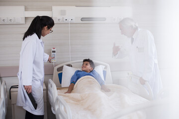Obraz premium Middle Eastern doctors consulting with a young patient in an eye hospital ward in Egypt