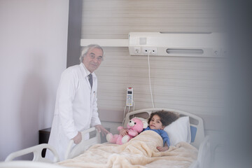 Obraz premium Doctor visiting young patient in a Middle Eastern eye hospital pediatric ward in Egypt