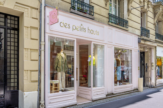 Boulogne-Billancourt, France - 7 mai 2026: Vue ext&eacute;rieure d'une boutique Des petits hauts. Des petits hauts est une marque fran&ccedil;aise de v&ecirc;tements, chaussures et d'accessoires