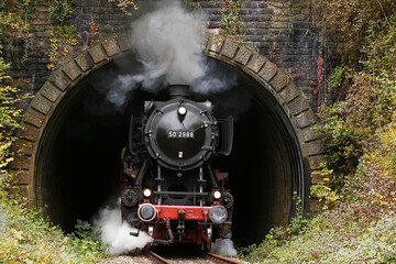 historische Dampflok fährt aus einem Tunnel aus © Ronny Hirschmann