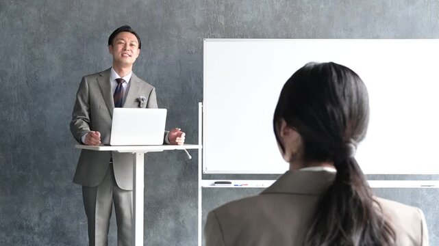 スーツを着てプレゼンをする日本人男性