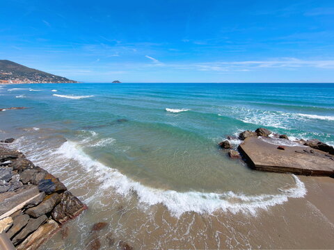 spiaggia sul mar mediterraneo a Laigueglia in Italia