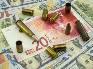 Naklejka premium israeli shekel and american hundred dollar banknotes and cartridges, arming concept