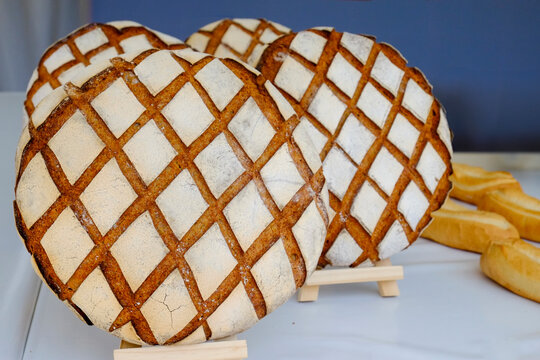 Decorative lattice-pattern bread loaves in French bakery display