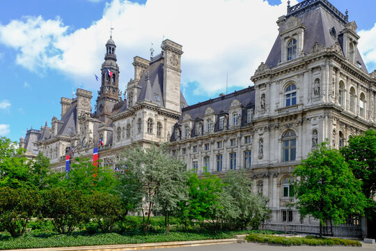 H&ocirc;tel de Ville fa&ccedil;ade in Paris on a sunny day
