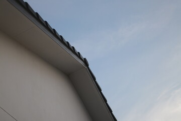 Obraz premium Roofline against sky architectural detail in a serene outdoor setting