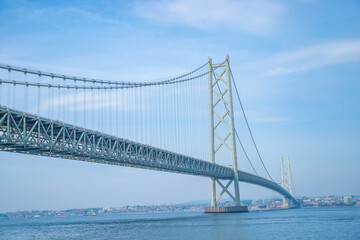 Obraz premium 日本の兵庫県にの淡路島から見る明石海峡大橋