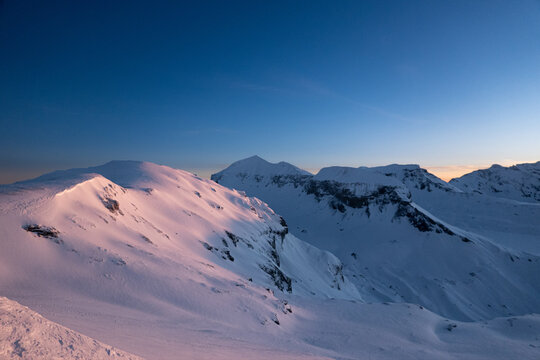 Der Piz Segnes im Skigebiet von Flims Laax im ersten Morgenlicht