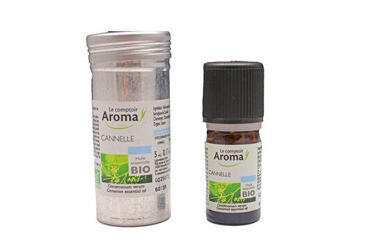 Flacon d huiles essentielles  de cannelle de chez Aromatica