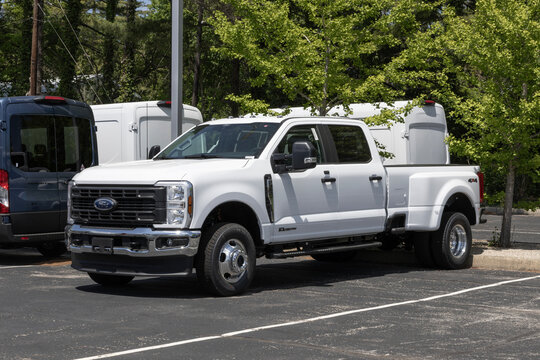 Ford F-350 Super Duty DRW 4X4 Crew Cab display. Ford offers the F350 with a 6.7L Power Stroke Turbo-Diesel V8 engine. MY:2026