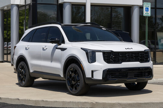 Kia Sorento X-Line SX Prestige 2.5T AWD SUV display. Kia offers the Sorento with a 2.5L Turbo engine. MY:2025