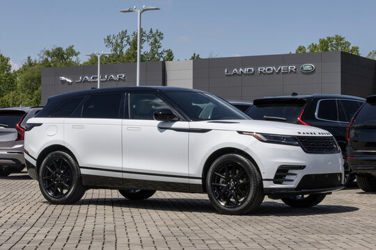 Land Rover Range Rover Velar Dynamic SE SUV display. Land Rover offers the Range Rover with a 2.0L Turbo I-4 engine. MY:2026
