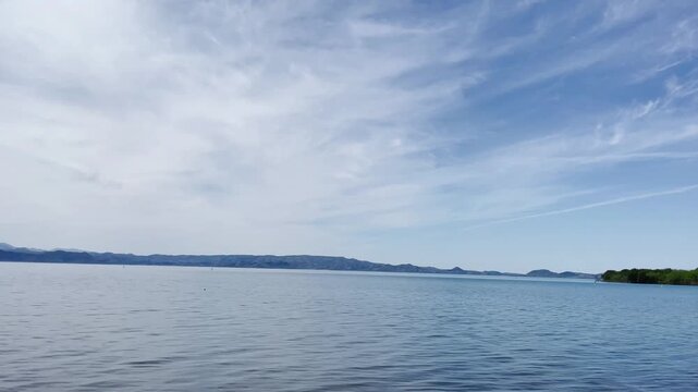 【風景】湖畔に寄せる波と広がる空｜Waves on a Lakeside Sandy Beach under a Vast Sky