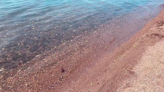【風景】湖畔の砂浜と静かな波｜A Lakeside Sandy Beach with Gentle Waves