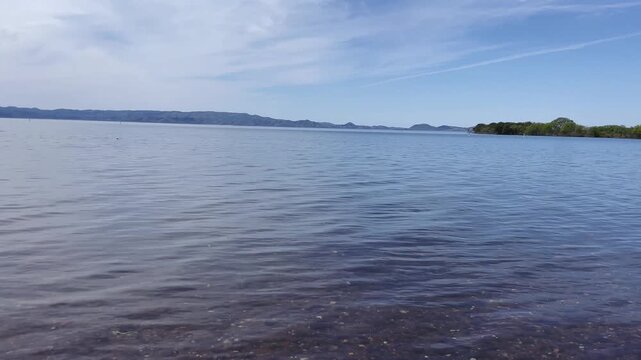 【風景】湖畔の砂浜に寄せる波と風｜Waves and Wind on a Lakeside Sandy Beach