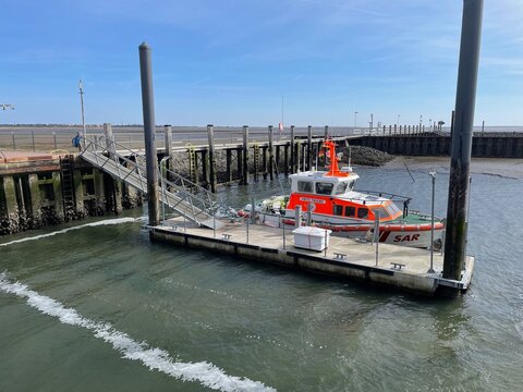 Wangerooge, Niedersachsen, Deutschland - 04 11 2026: Der Seenotrettungskreuzer Fritz Thieme liegt an einem Ponton im Inselhafen von Wangerooge bei Ebbe. 