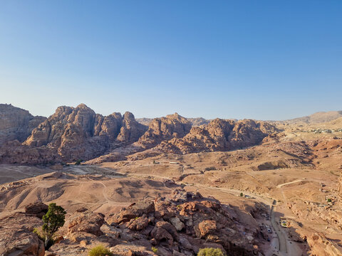 Panorama &uuml;ber das trockene Bergland von Edom und am Rande der Wadi-Araba-Senke in der W&uuml;ste nahe Petra in Jordanien mit dem bekannten Felsmassiv