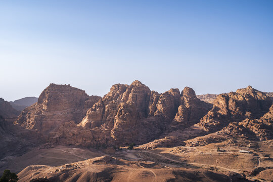 Das trockene Bergland von Edom und am Rande der Wadi-Araba-Senke in der W&uuml;ste nahe Petra in Jordanien mit dem bekannten Felsmassiv