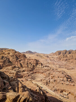 &Uuml;berblick &uuml;ber das Amphitheater der Nabat&auml;er, auch ⁠Theater von Petra, in Jordanien ist ein monumentales, direkt aus dem Sandsteinfels gehauenes Bauwerk (Hochformat)