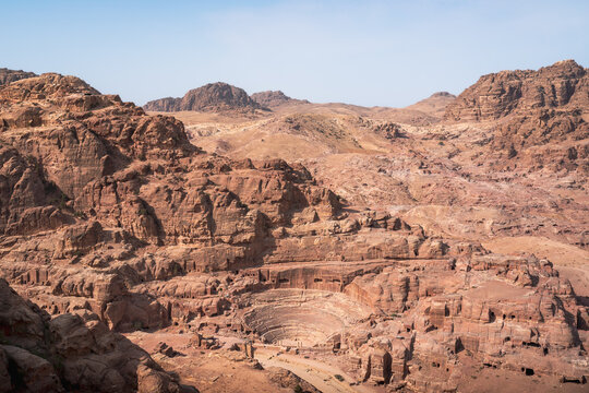 &Uuml;berblick &uuml;ber das Amphitheater der Nabat&auml;er, auch ⁠Theater von Petra, in Jordanien ist ein monumentales, direkt aus dem Sandsteinfels gehauenes Bauwerk