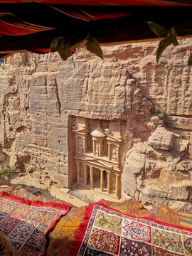 Blick auf die antike Felsenstadt Petra Khazne al-Firaun in Jordanien, eines der Sehensw&uuml;rdigkeit auf jeder Reise