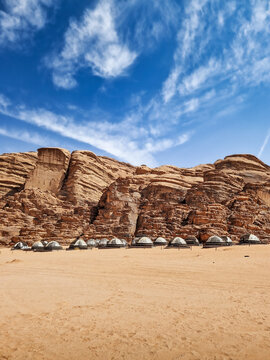 Ein luxus Beduinen Camp in der W&uuml;ste Wadi Rum in Jordanien mit kleinen Zelten (Hochformat)