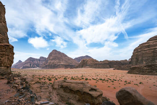 Panorama mit Ausblick &uuml;ber die weite W&uuml;ste Wadi Rum in Jordanien mit gro&szlig;en Felsw&auml;nden, die bereits vielen Filmen als Kulisse diente