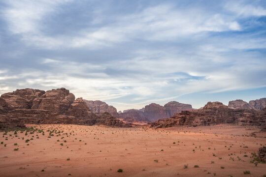 Panorama der bekannten W&uuml;ste Wadi Rum in Jordanien, die bereits vielen Filmen als Kulisse diente