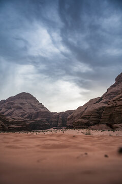 Panoramablick &uuml;ber die weite W&uuml;ste Wadi Rum in Jordanien mit gro&szlig;en Felsw&auml;nden, die bereits vielen Filmen als Kulisse diente (Hochformat)
