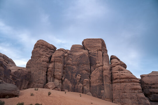Markante Granitsteine in der W&uuml;ste Wadi Rum in Jordanien, die bereits vielen Filmen als Kulisse diente